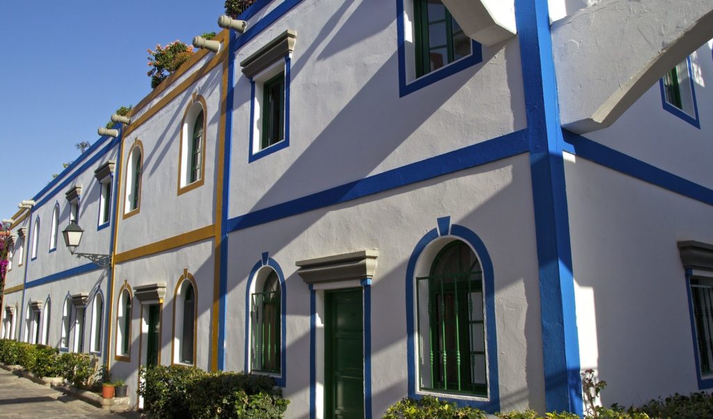 Fachada encalada con ventanas y franjas azules en Gran Canaria